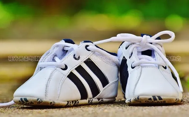 花卉元素与潮流碰撞：2025新款时尚女款运动鞋——花朵运动鞋的全新魅力